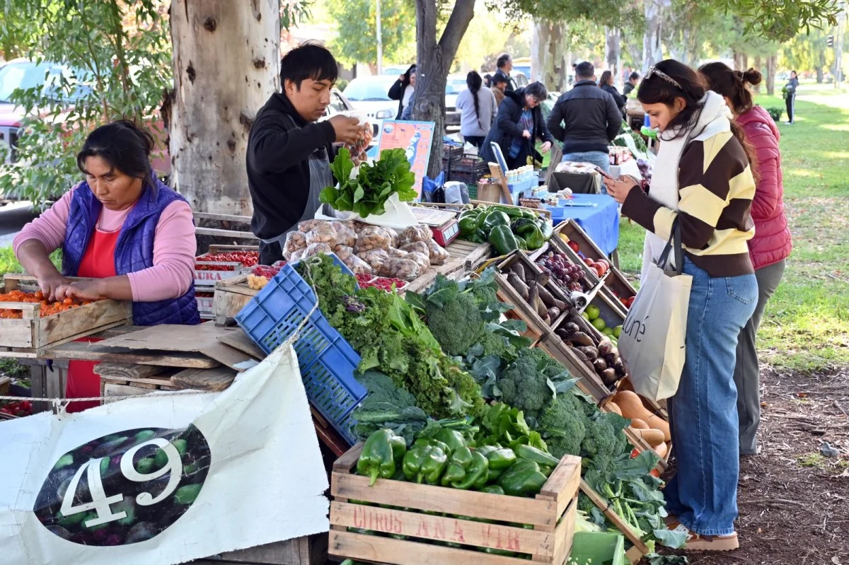 Feria agroecológica de Viedma conecta productores con la comunidad