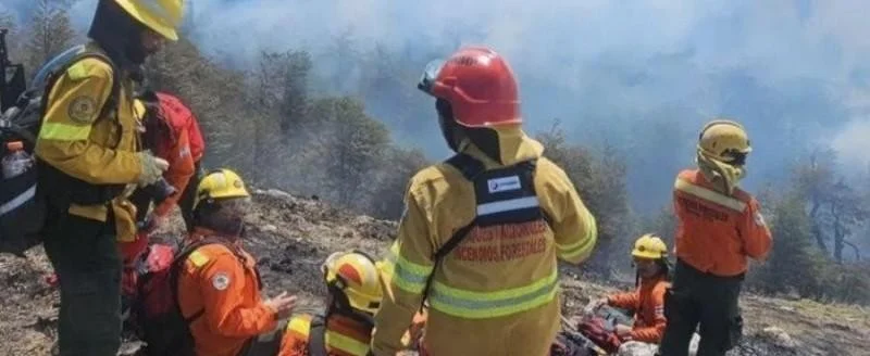 Bomberos de Santa Cruz se entrenan contra incendios forestales