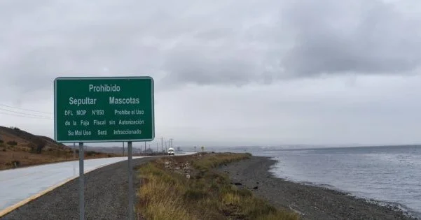 Magallanes prohíbe enterrar mascotas en el borde costero del Estrecho