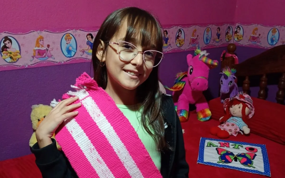 Antonella y el telar mapuche: Maquinchao teje identidad desde la infancia