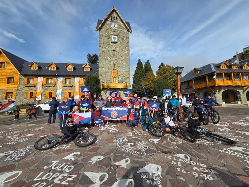 Bariloche cumplió 124 años y el Club Andino marchó bajo la nieve