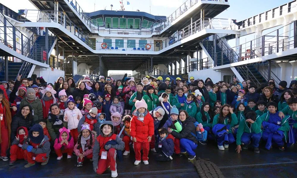El Estrecho como aula: 230 estudiantes navegan Magallanes en el Mes del Mar