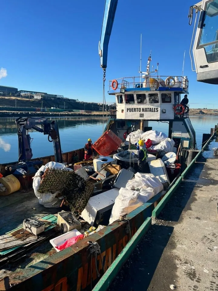 AquaChile y Puerto Edén: empresa salmonera limpia 60 m³ de chatarra en zona kawésqar