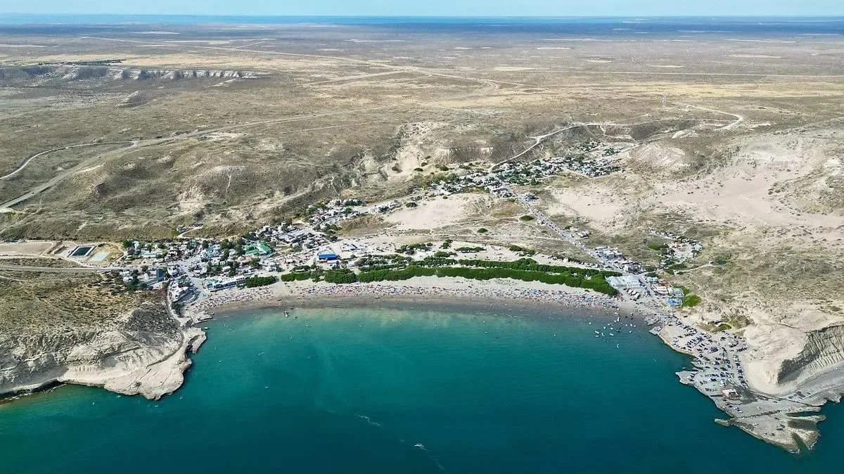 Puerto Pirámides, la única villa patagónica que compite por ser la mejor del mundo
