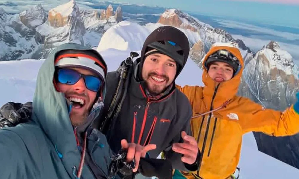Tres jóvenes escalan la cumbre más alta del Parque Torres del Paine