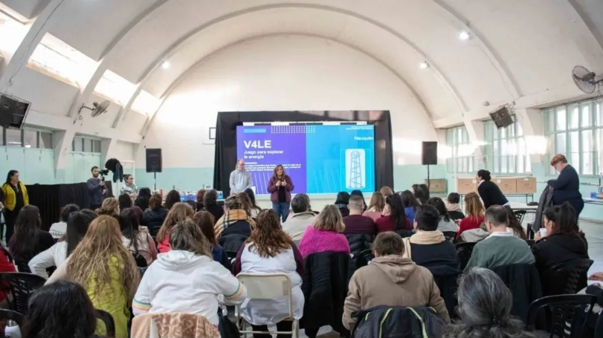 Neuquén lleva la energía al aula: 140 docentes aprenden el ciclo hidrocarburífero