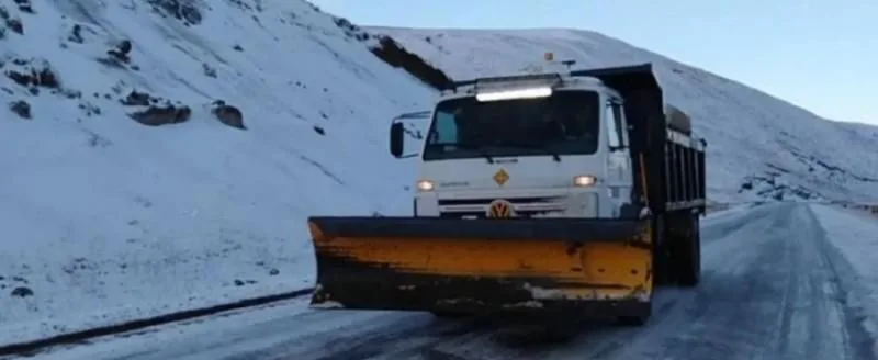 Nevadas en Santa Cruz: Vialidad desplegó operativo en rutas provinciales y nacionales