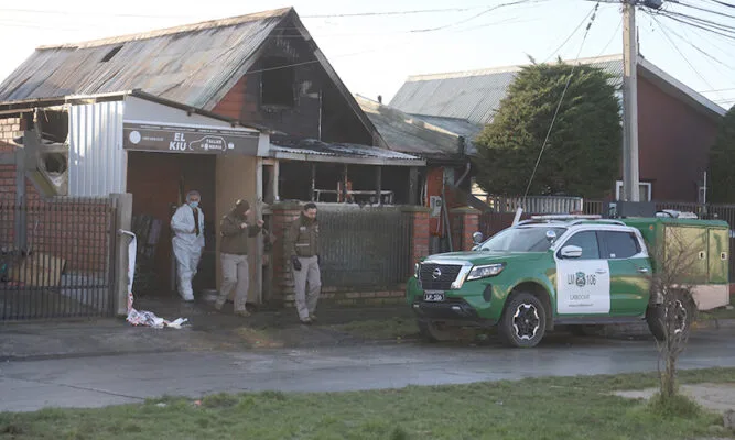 Incendio fatal en Punta Arenas: tres casas destruidas y un joven muerto