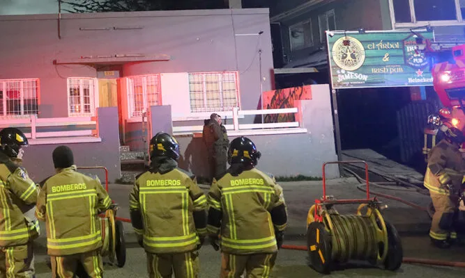 El pub El Árbol ardió mientras Punta Arenas celebraba el Carnaval de Invierno
