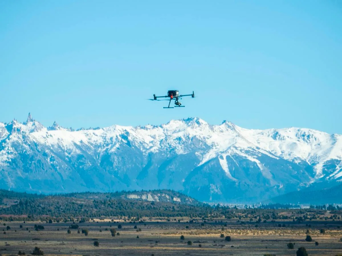 Bariloche usa IA y drones para operar 2.000 vuelos en julio