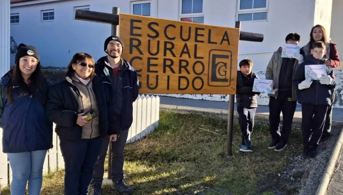 CONAF lleva prevención de incendios a la escuela rural de Torres del Paine