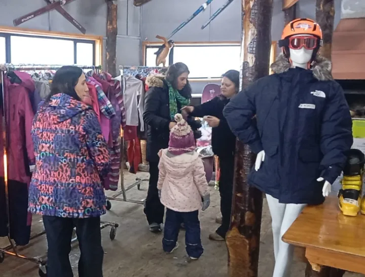 Club Andino de Punta Arenas recauda fondos para esquiadores con feria solidaria