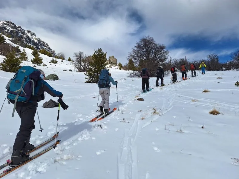 Esquí de travesía en Bariloche: el Club Andino abre la montaña a principiantes