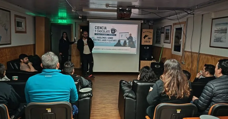 En la base Escudero, ciencia antártica y chocolate rompieron el hielo