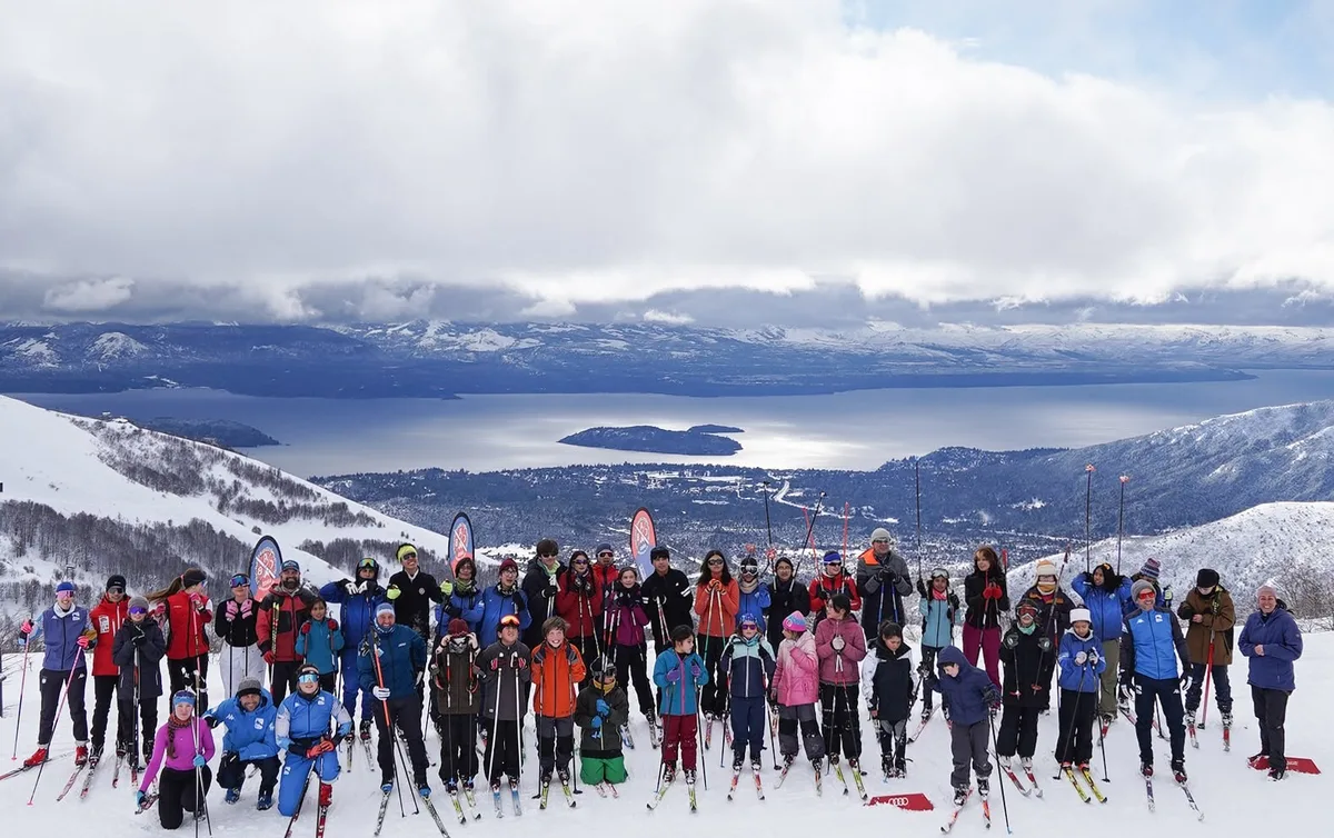 45 jóvenes de Argentina y Chile esquiaron juntos en Cerro Catedral