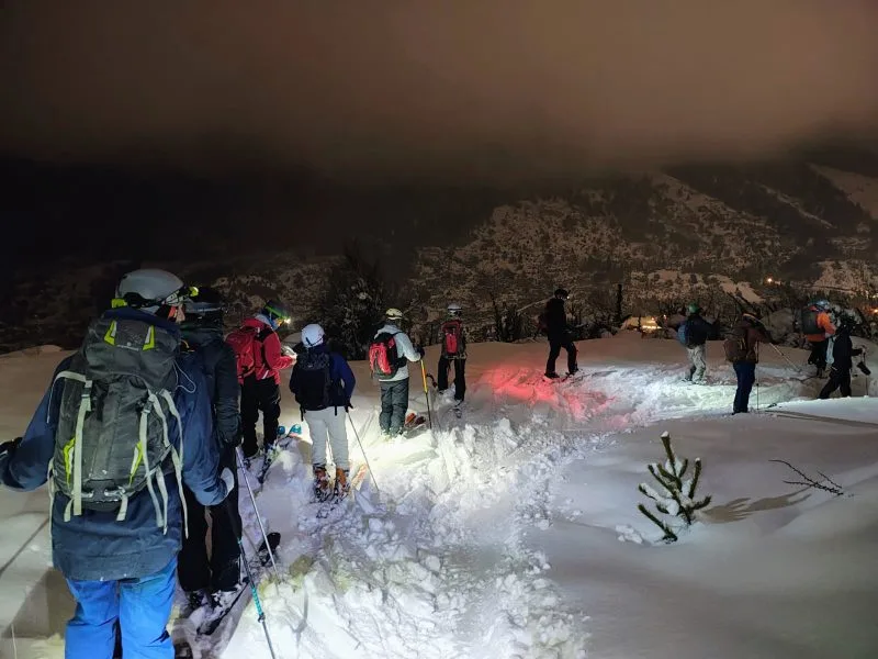 Travesía nocturna en Bariloche: 24 esquiadores se internaron en la montaña de noche