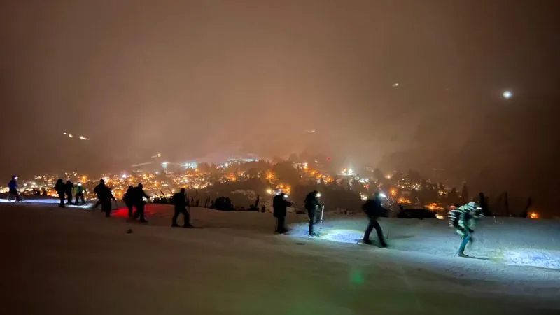 Una salida nocturna en el Cerro Catedral convocó a 40 montañistas
