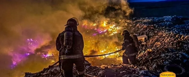 Incendio en el vaciadero de Puerto Deseado: bomberos contienen un siniestro que pudo ser ambiental