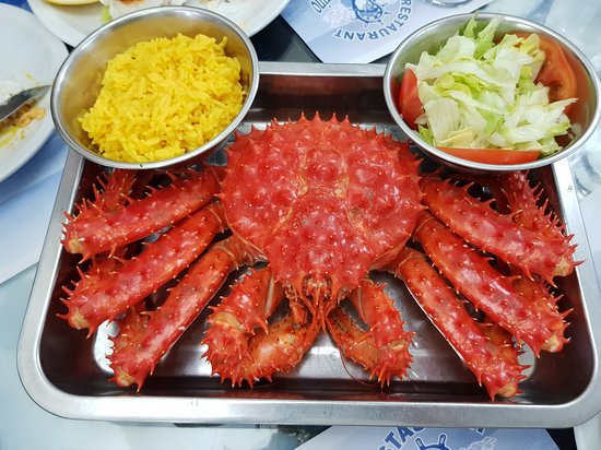 Centolla (cangrejo real) entera servida en Ushuaia — el marisco más codiciado del sur