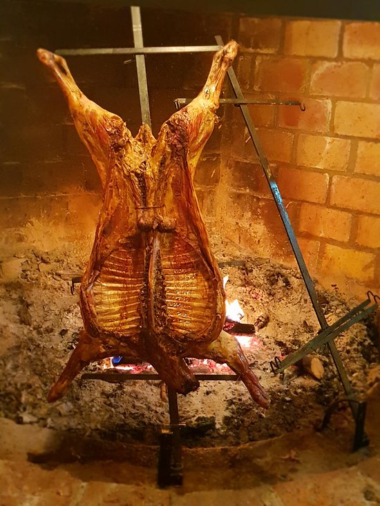 Cordero patagónico al asador — cocción lenta a fuego vivo, plato emblema de la Patagonia