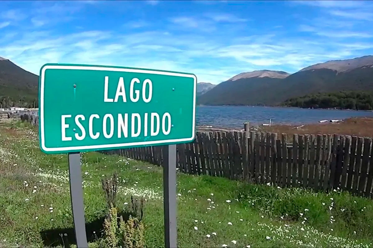 里奥内格罗省“隐湖”（Lago Escondido）湖畔的路牌