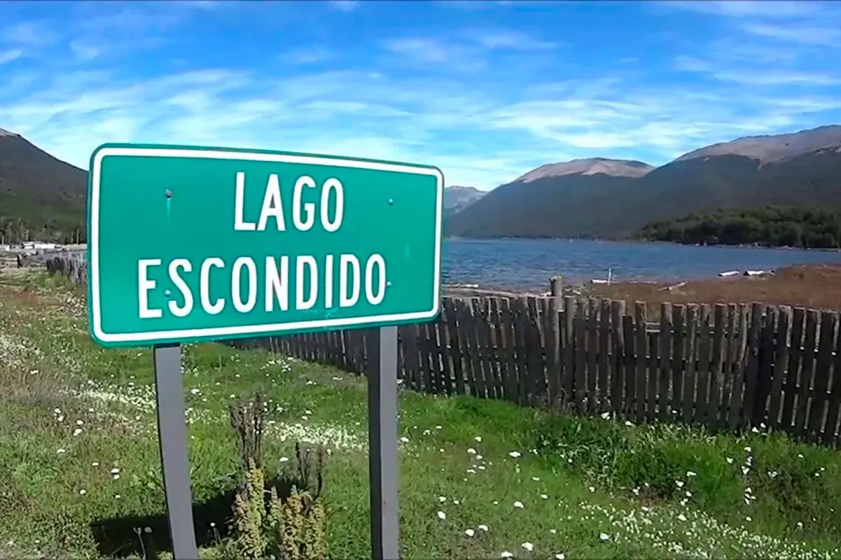 Cartel de Lago Escondido junto al lago, Río Negro
