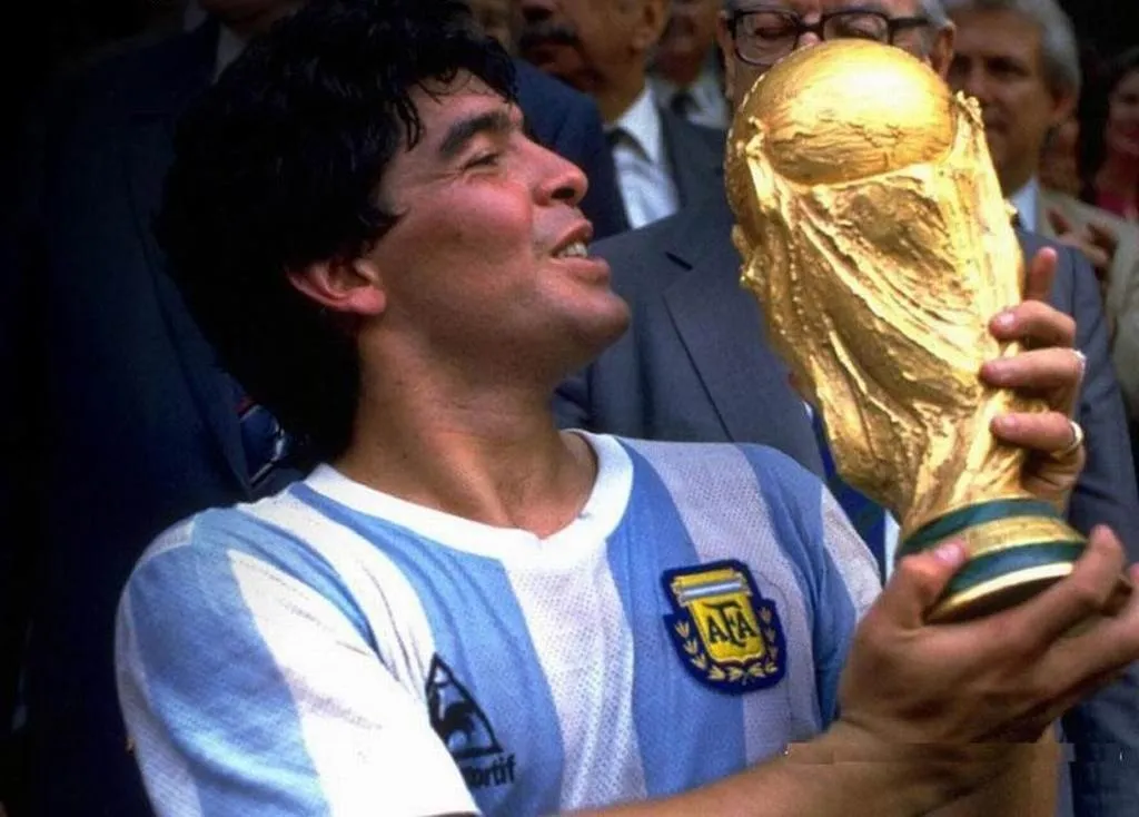 Diego Maradona con la Copa del Mundo, México 1986
