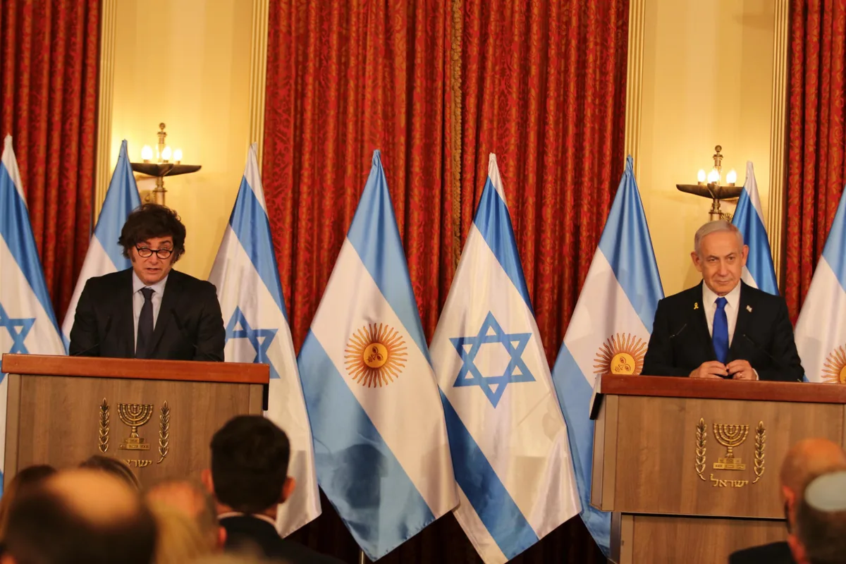 Javier Milei and Benjamin Netanyahu at a joint press conference in Israel, between Argentine and Israeli flags