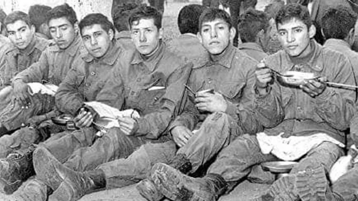 Jóvenes soldados argentinos en las Islas Malvinas, 1982