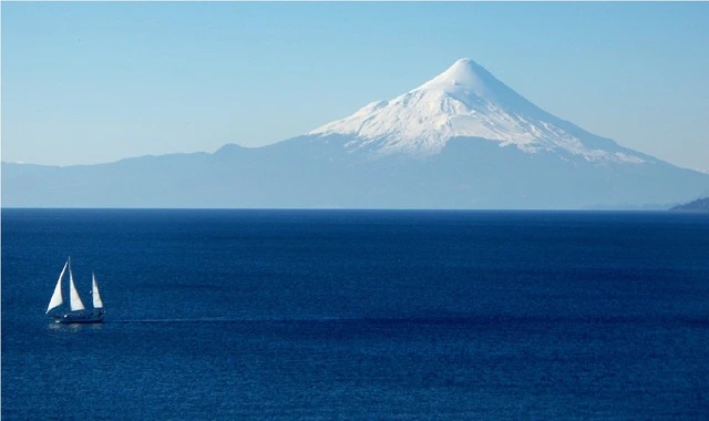 Velero en el Lago Llanquihue con el Volcán Osorno nevado al fondo — la postal de Puerto Varas
