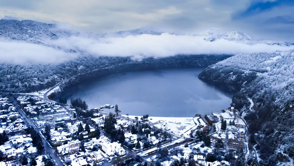 Vista aérea de San Martín de los Andes y el Lago Lácar cubiertos de nieve